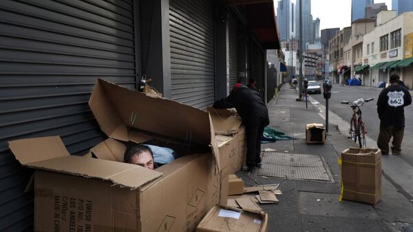Бездомный в районе Скид Роу в Лос-Анджелесе