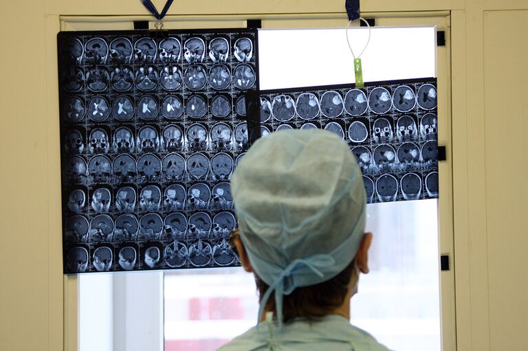 Скрининг проводится в несколько этапов на большой группе людей без видимых симптомов заболевания и позволяет на раннем этапе поймать болезнь, чтобы вовремя начать лечение Скрининг проводится в несколько этапов на большой группе людей без видимых симптомов заболевания и позволяет на раннем этапе поймать болезнь, чтобы вовремя начать лечение