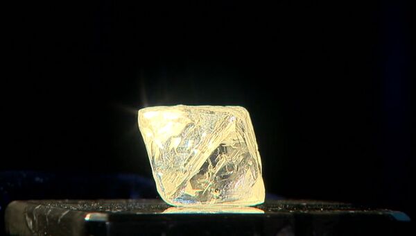 Алроса опубликовала видео с найденными в Якутии редкими алмазами