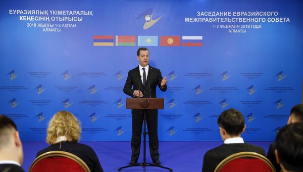 Председатель правительства РФ Дмитрий Медведев во время пресс-конференции по итогам заседания Евразийского межправительственного совета с участием глав правительств стран-участниц ЕАЭС. 2 февраля 2018