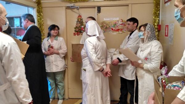 Сестры милосердия и добровольцы поздравляют с Рождеством пациентов ИКБ №2