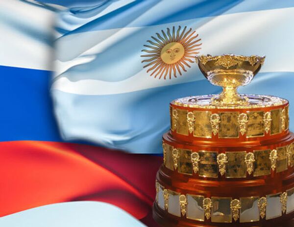 Кубок Дэвиса на фоне флага россии и Аргентины