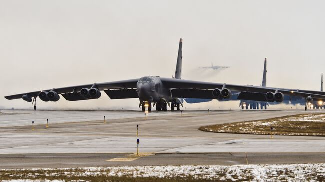 Американские бомбардировщики B-52, способные нести ядерное оружие. Архивное фото