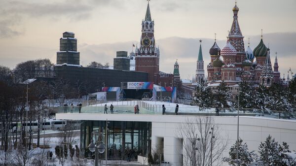 Вид на Московский Кремль из природно-ландшафтного парка Зарядье