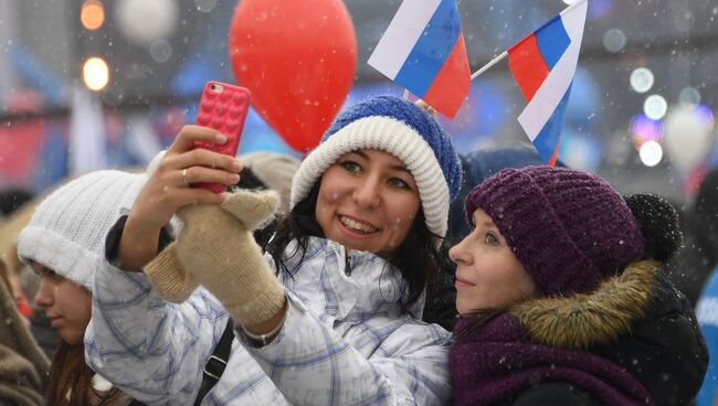 Участники митинга-концерта Россия в моем сердце! на Васильевском спуске в Москве. 3 февраля 2018