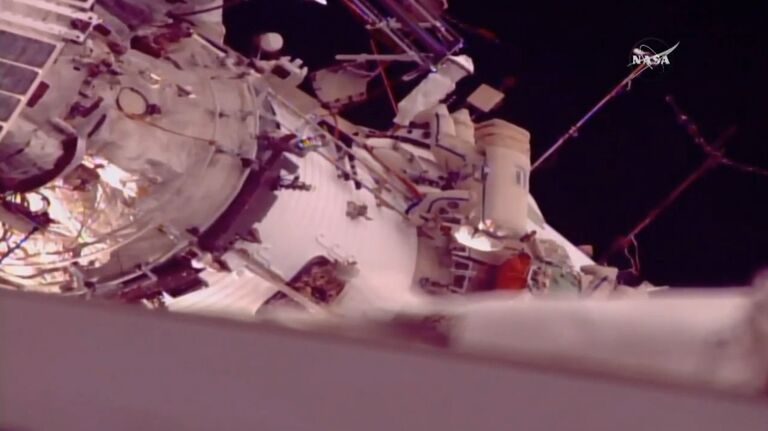 Мисуркин и Шкаплеров в открытом космосе установили новое оборудование на МКС