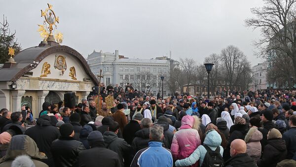 Священнослужители и верующие во время молебна в защиту Владимиро-Ольгиевского храма Десятинного монастыря в Киеве. 3 февраля 2018