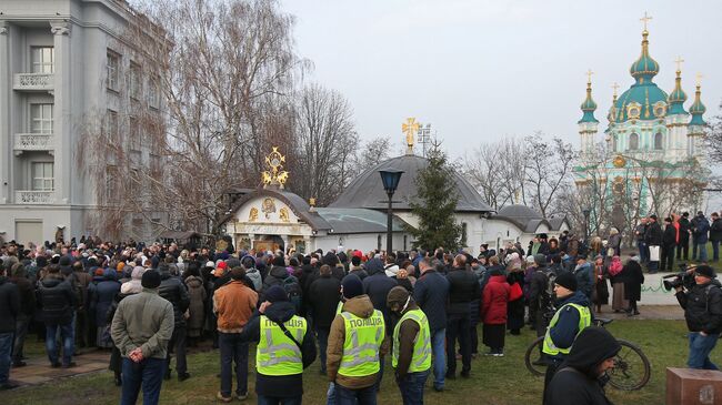 Верующие во время молебна в защиту Владимиро-Ольгиевского храма. Архивное фото