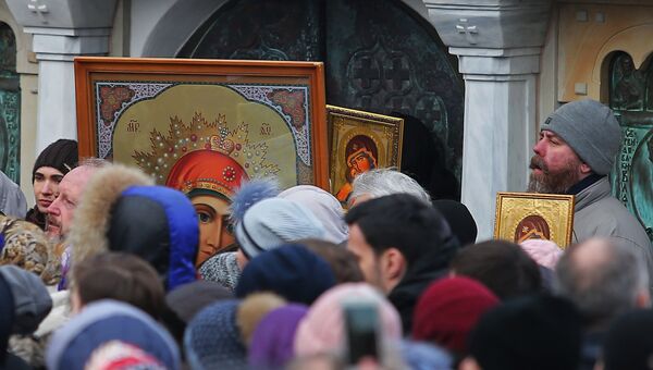 Верующие во время молебна в защиту Владимиро-Ольгиевского храма Десятинного монастыря в Киеве. 3 февраля 2018