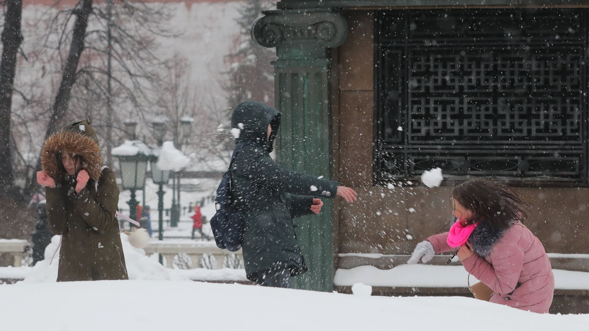 Молодые люди играют в снежки на Манежной площади в Москве - РИА Новости, 1920, 29.12.2021