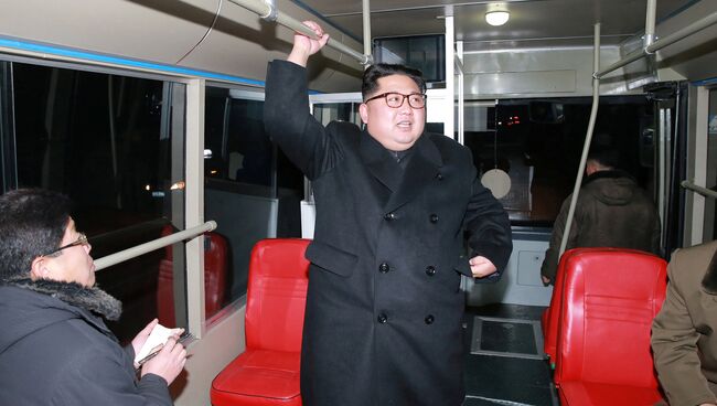 Ким Чен Ын с женой прокатился на новом троллейбусе по ночному Пхеньяну. 04.02.18