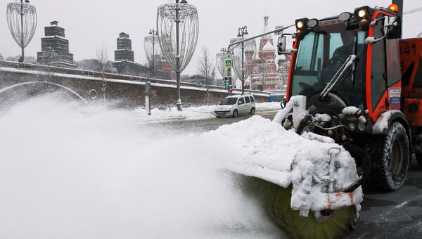 Техника коммунальных служб убирает снег на Васильевском спуске в Москве