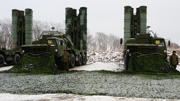 Зенитные ракетные комплексы С-400 Триумф на боевых позициях. Архивное фото