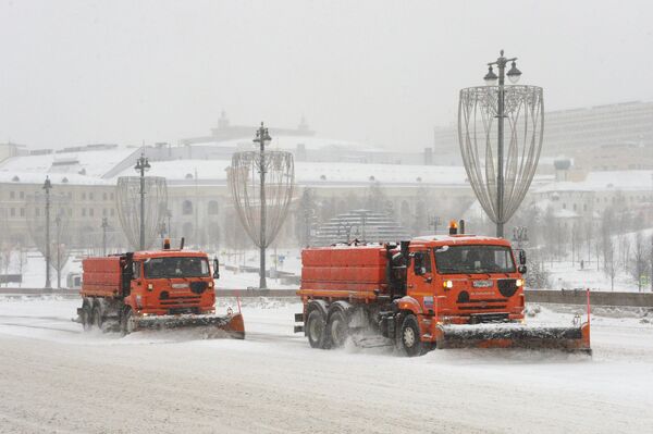 Снегоуборочная техника коммунальных служб Москвы во время ликвидации последствий сильного снегопада. 4 февраля 2018