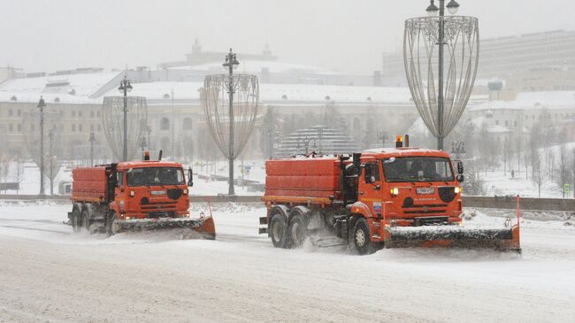 Снегоуборочная техника коммунальных служб Москвы во время ликвидации последствий сильного снегопада. 4 февраля 2018