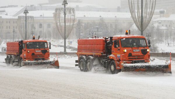 Снегоуборочная техника коммунальных служб Москвы во время ликвидации последствий сильного снегопада. 4 февраля 2018