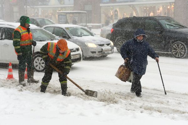 Сотрудники коммунальных служб убирают последствия снегопада в Москве. 4 февраля 2018
