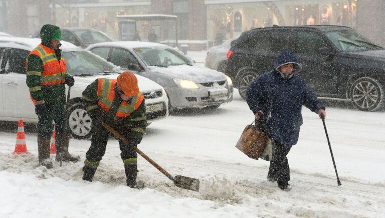 Сотрудники коммунальных служб убирают последствия снегопада в Москве. 4 февраля 2018
