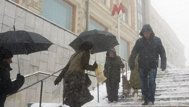 Прохожие на лестнице подземного перехода во время снегопада в Москве. 4 февраля 2018