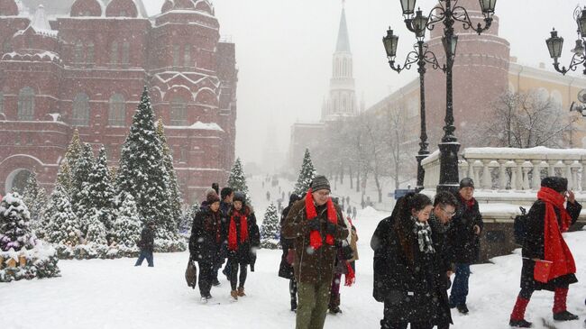 Снегопад на Манежной площади в Москве. Архивное фото