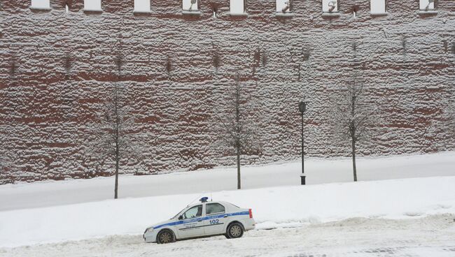 Полицейский автомобиль на Васильевском спуске в Москве. Архивное фото