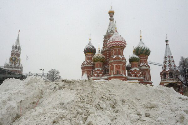 Сугробы на Васильевском спуске во время снегопада в Москве. 4 февраля 2018