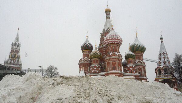 Сугробы на Васильевском спуске во время снегопада в Москве. 4 февраля 2018