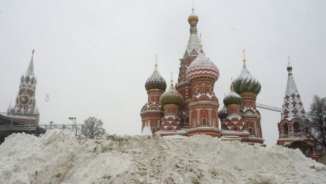 Сугробы на Васильевском спуске во время снегопада в Москве. 4 февраля 2018