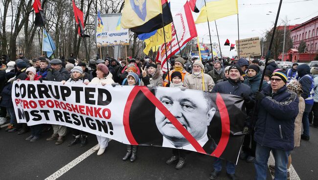 Сторонники Михаила Саакашвили во время марша за импичмент президента Украины Петра Порошенко в Киеве, Украина. 4 февраля 2018