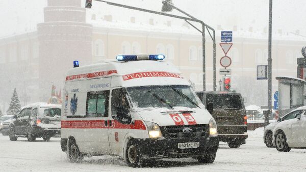 Машина реанимации во время снегопада на Тверской улице в Москве. 4 февраля 2018