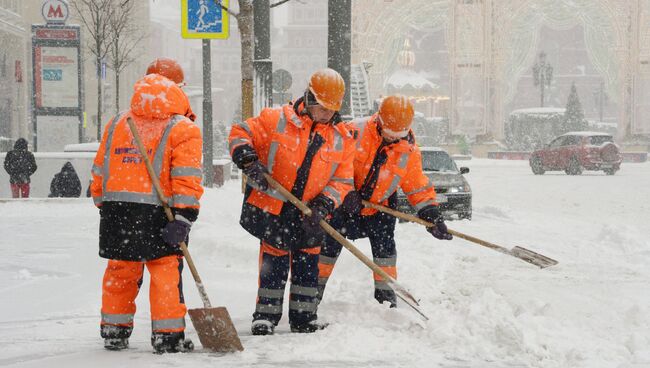 Сотрудники коммунальных служб убирают последствия снегопада на Тверской улице в Москве. 4 февраля 2018