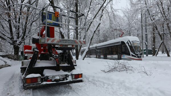 Машина электриков ремонтной бригады, устраняющих последствия падения дерева на провода трамвайных путей из-за снегопада в Москве. 4 февраля 2018