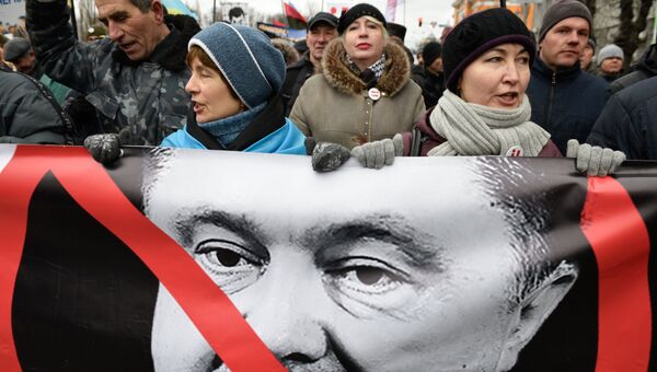 Сторонники лидера политической партии Рух нових сил Михаила Саакашвили во время митинга с требованием отставки президента Украины Петра Порошенко. 4 февраля 2018
