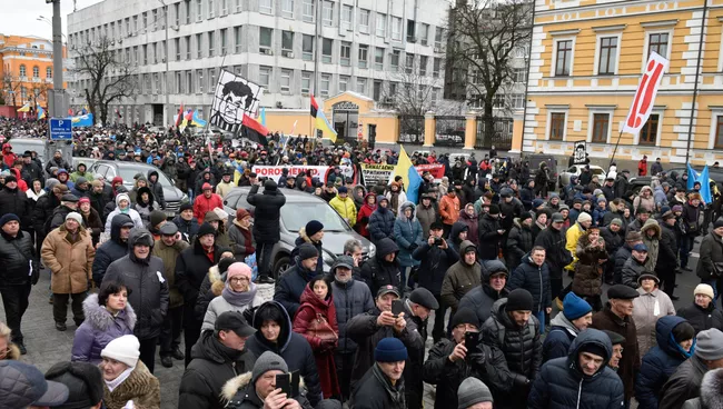 Сторонники лидера политической партии Рух нових сил Михаила Саакашвили во время митинга с требованием отставки президента Украины Петра Порошенко. 4 февраля 2018