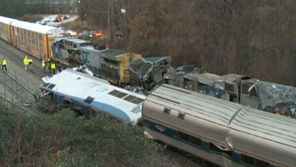 На месте столкновения пассажирского поезда компании Amtrak с грузовым железнодорожным составом в штате Южная Каролина, США. 4 февраля 2018