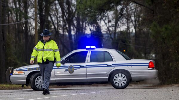 Сотрудник правоохранительных органов неподалеку от места столкновения пассажирского поезда компании Amtrak с грузовым железнодорожным составом в штате Южная Каролина, США. 4 февраля 2018