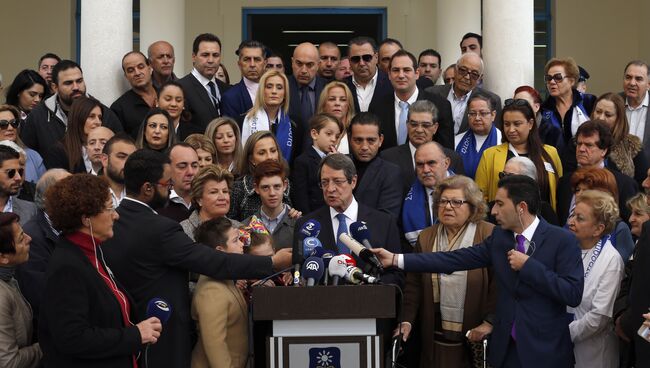 Действующий президент Кипра, кандидат от партии ДИСИ Никос Анастасиадис выступает перед журналистами на избирательном участке в Никосии. 4 февраля 2018