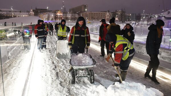 Сотрудники коммунальных служб во время уборки последствий снегопада в парке Зарядье. 4 февраля 2018