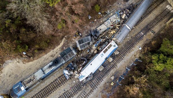 На месте столкновения пассажирского поезда компании Amtrak с грузовым железнодорожным составом в штате Южная Каролина, США. 4 февраля 2018