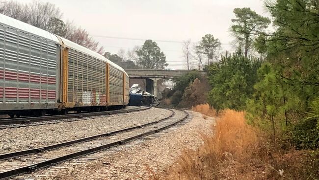 На месте столкновения пассажирского поезда компании Amtrak с грузовым железнодорожным составом в штате Южная Каролина, США. 4 февраля 2018