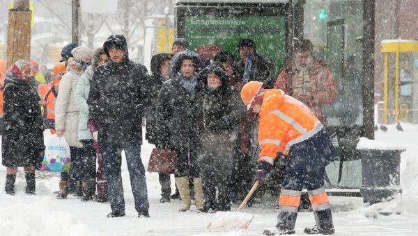 Жители на остановке общественного транспорта на Тверской улице во время снегопада в Москве. Архивное фото
