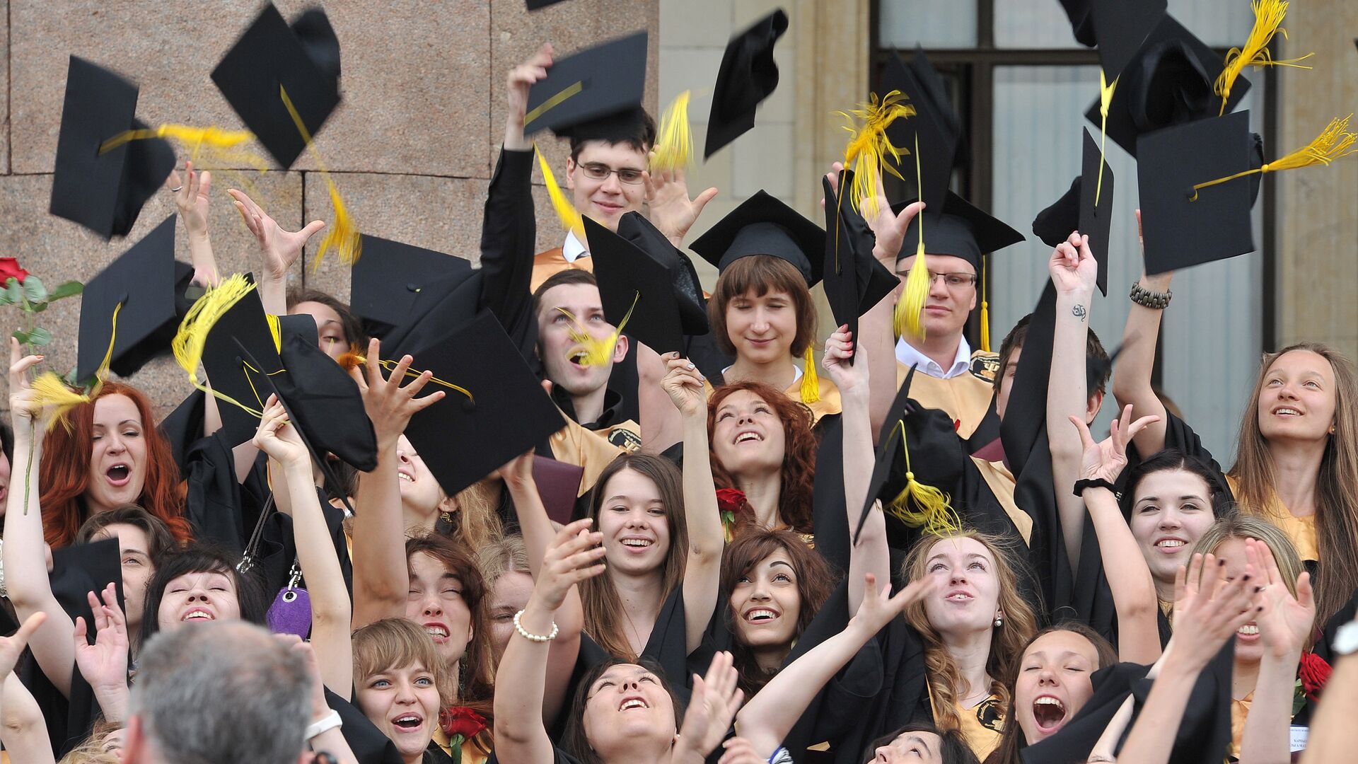 Выпускники университета после церемонии вручения дипломов - РИА Новости, 1920, 05.04.2021