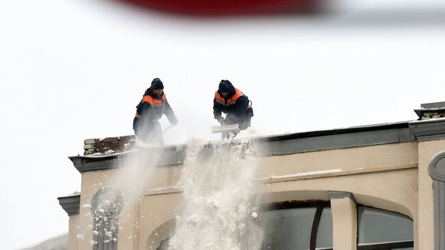 Сотрудники коммунальных служб во время уборки снега в Москве