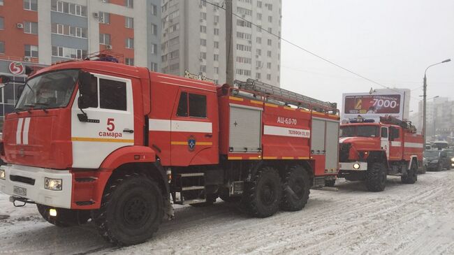 Пожарные на месте взрыва газового баллона в 17-этажном жилом доме, Самара. 5 февраля 2018