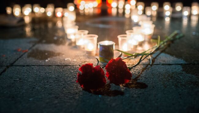 Акция в память о погибшем в Сирии пилоте Су-25 майоре Романе Филипове у памятника авиаторам-черноморцам в Севастополе. 5 февраля 2018