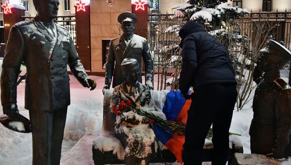 Цветы в память о погибшем летчике майоре Романе Филиппове у здания министерства обороны РФ в Москве. 5 февраля 2018