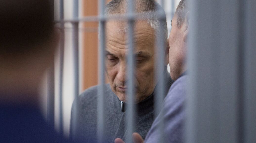 Экс-глава Сахалина в колонии помог с заказом на мусорные контейнеры