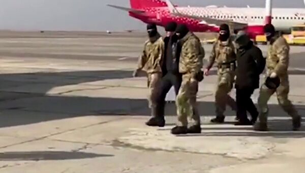 Сотрудники ФСБ РФ конвоируют задержанных после окончания специальной операции по задержанию членов правительства Дагестана. 5 февраля 2018