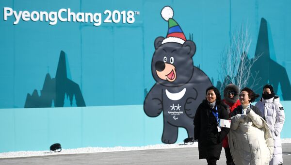 Посетители в Олимпийском парке Хвэнге в Пхенчхане