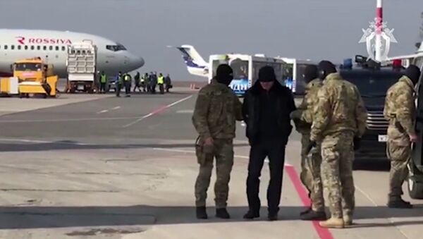 Сотрудники ФСБ РФ конвоируют задержанных после окончания специальной операции по задержанию членов правительства Дагестана